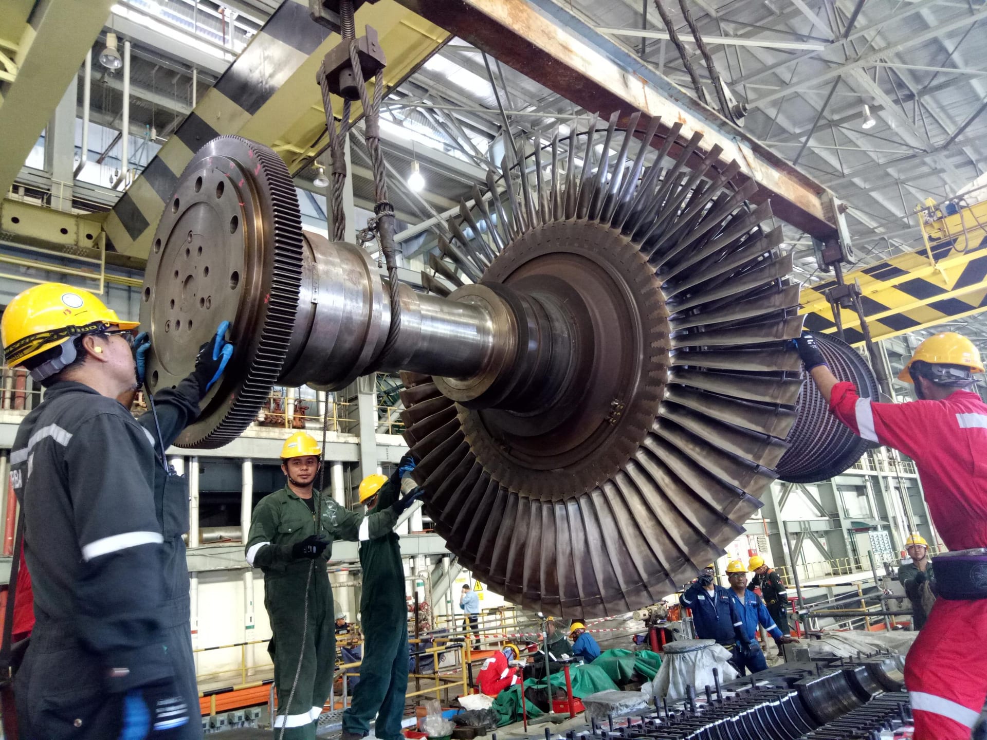 Elektro Serve Power engineers overhauling a turbine rotor in the workshop